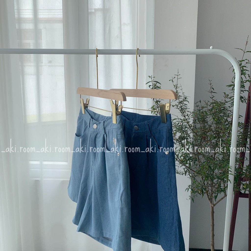 Quần shorts jean thêu ngựa cạp phẳng