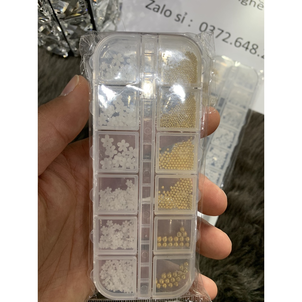 khay hoa nhí trắng 12 ô mix bi vàng ( khay 12 ô )