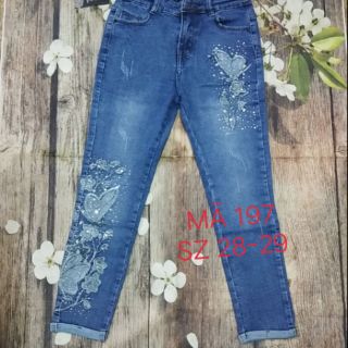 Quần jeans thêu hoa đính đá
