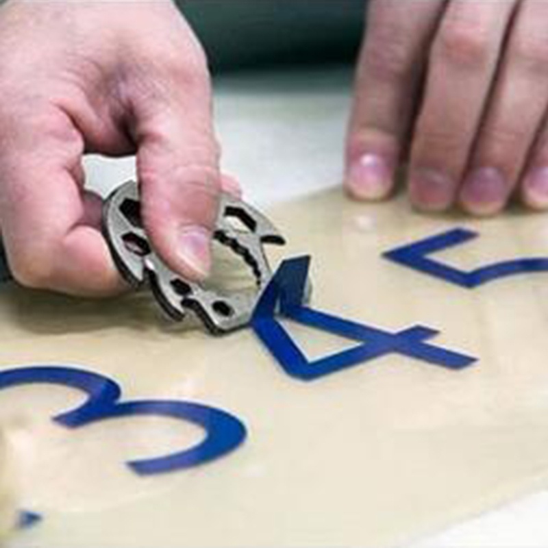 Dụng Cụ Tuốt Dây Thẻ Tín Dụng Đa Năng EDC