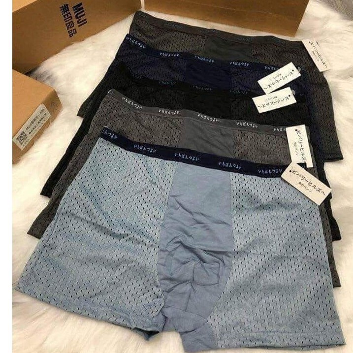 Một chiếc quần sịp đùi Muji thông hơi thoáng khí dành cho nam..
