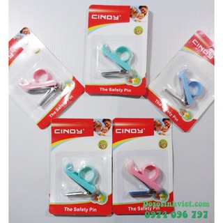 Bấm móng tay Cindy cho bé