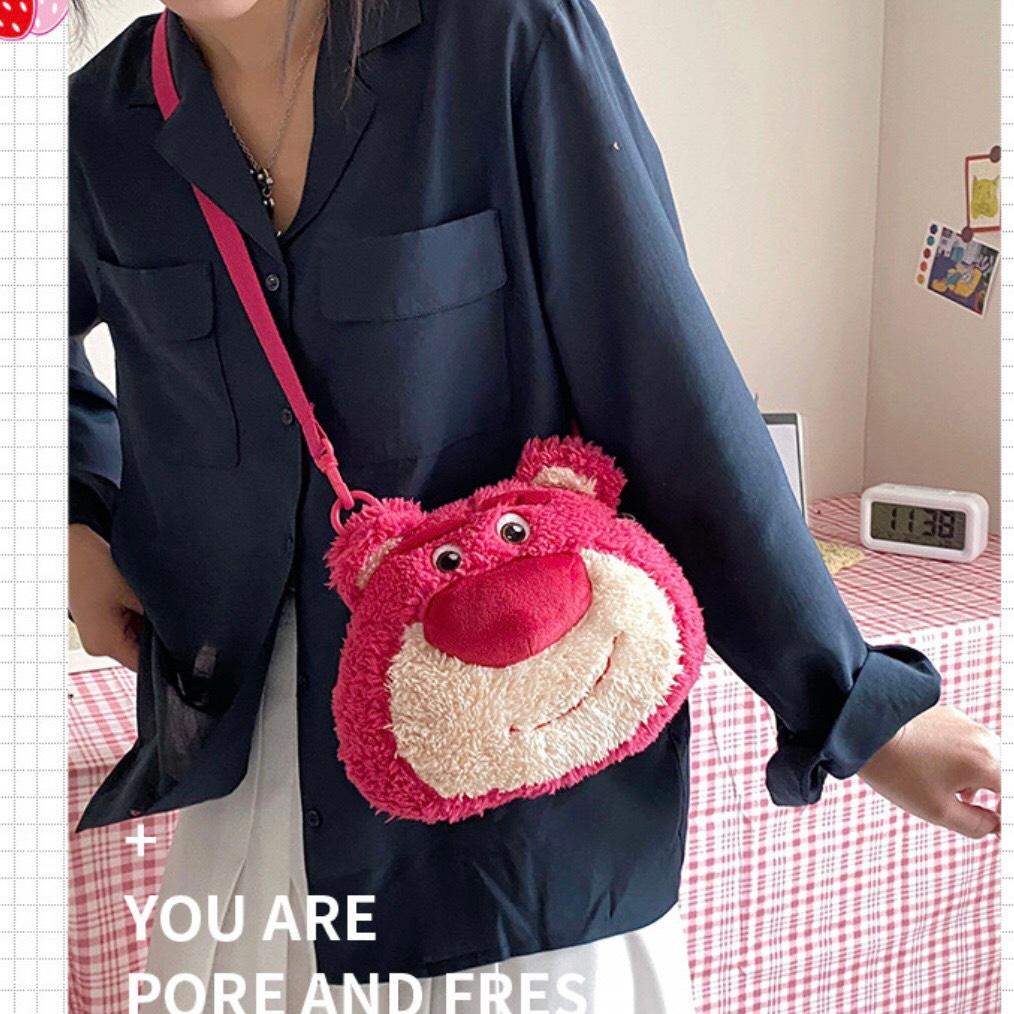 Túi Đeo Chéo Hình Gấu Dâu FREESHIPTúi Đeo Gấu Hoạt Hình Nhồi bông Dễ Thương Disney Lotso