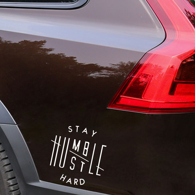 Miếng Dán Trang Trí Xe Hơi In Chữ &quot;Stay Humble Hustle&quot; Chất Lượng Cao 13cmx13.1cm