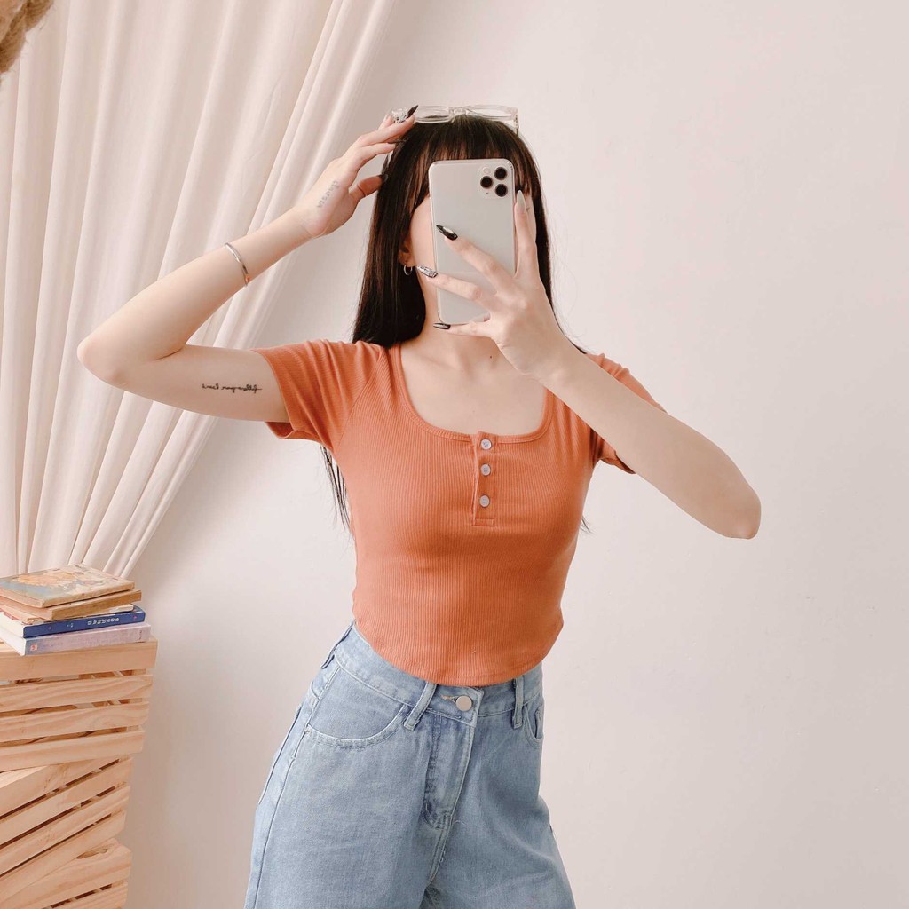 [Mã FAGREEN55 giảm 10% tối đa 30K đơn 99K] Áo thun croptop cổ vuông hoa ngực Fmstyle Saigon 04TUT3724 (21TU01T373002)