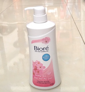Sữa tắm Biore hương hoa thư giãn 530g