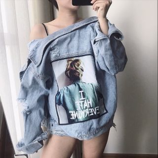[Size S,M,L] Áo khoác jean màu xanh nhạt in chữ sau lưng áo