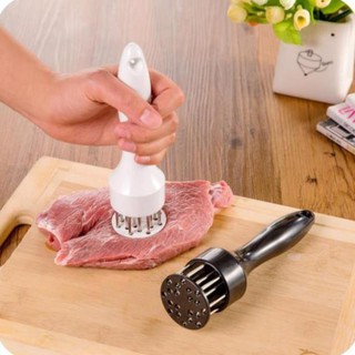 Dùng cụ dầm miếng thịt để tẩm ướp.