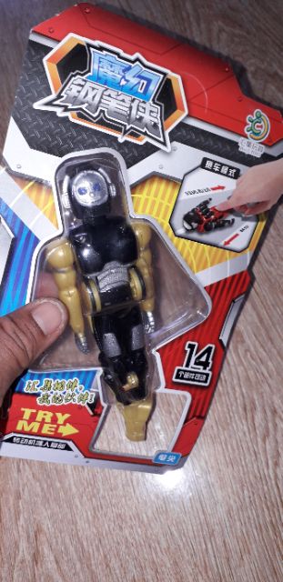 Một cái Mô hình robot chạy chớn trên đường đua bằng nhựa rất