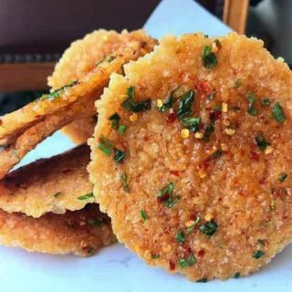 Cơm cháy khô gà ngon sạch rẻ . cơm giòn giòn thơm mắm ăn kèm với khô gà lá chanh bao ngon . đảm bảo vệ sinh an toàn ngon