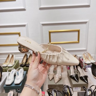 Sục Zara. quai xích