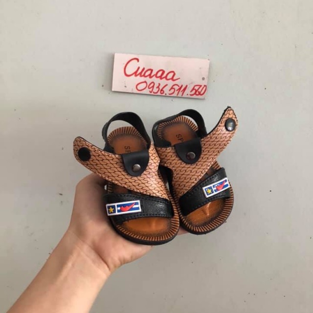 Dép qoai hậu bé trai phong cách