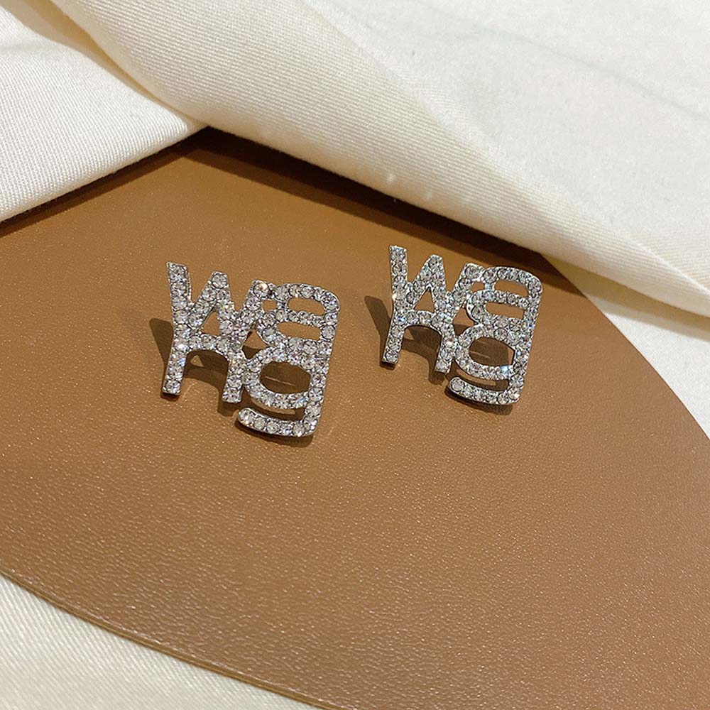 Khuyên Tai Nữ Trang Tạo Hình Chữ Sáng Tạo