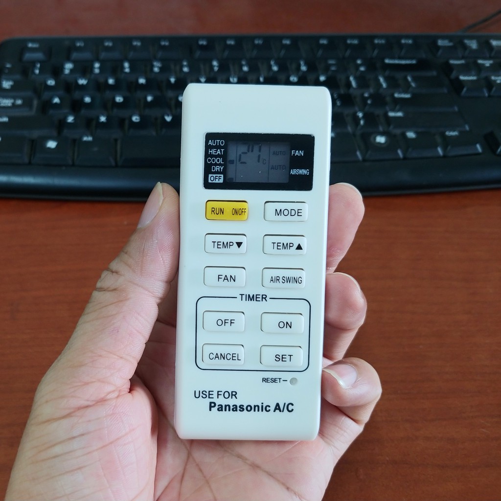 Remote máy lạnh, điều hoà Panasonic trắng nhỏ.