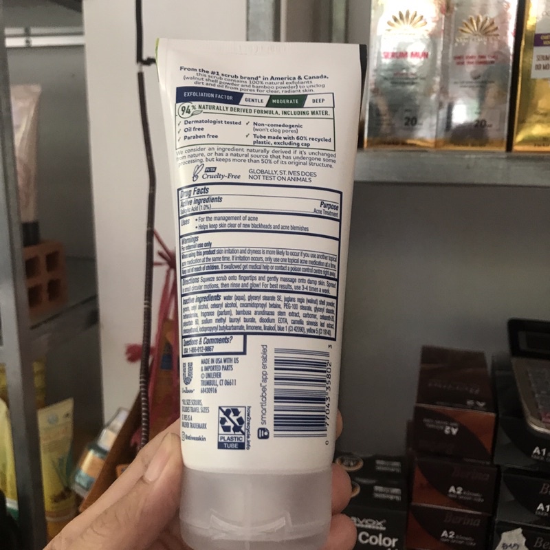 Sữa rửa mặt tẩy tế bào chết ST.Ives Blackhead Clearing Trà Xanh 170g.