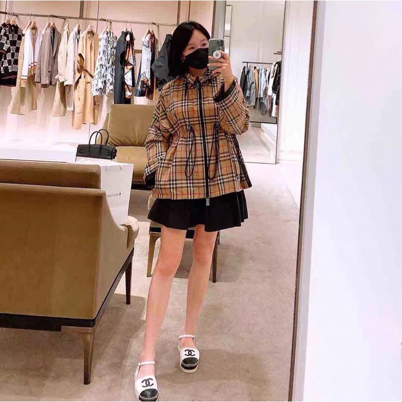 áo khoác kẻ sọc cổ điển thắt lưng dây rút có mũ trùm đầu đa năng burberry bbr