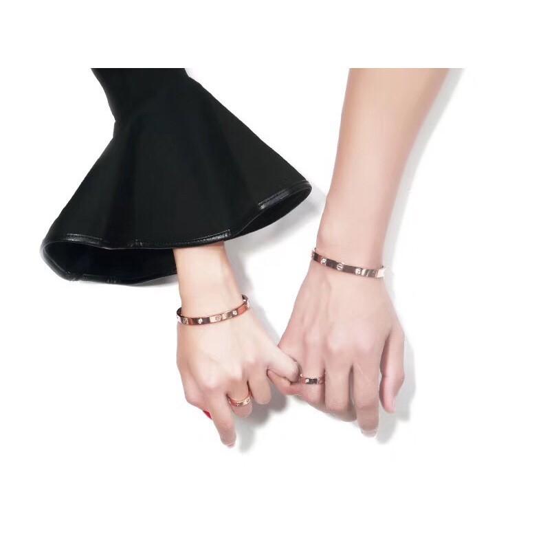 Vòng tay kim loại mạ vàng 18k thiết kế độc đáo cho cặp đôi