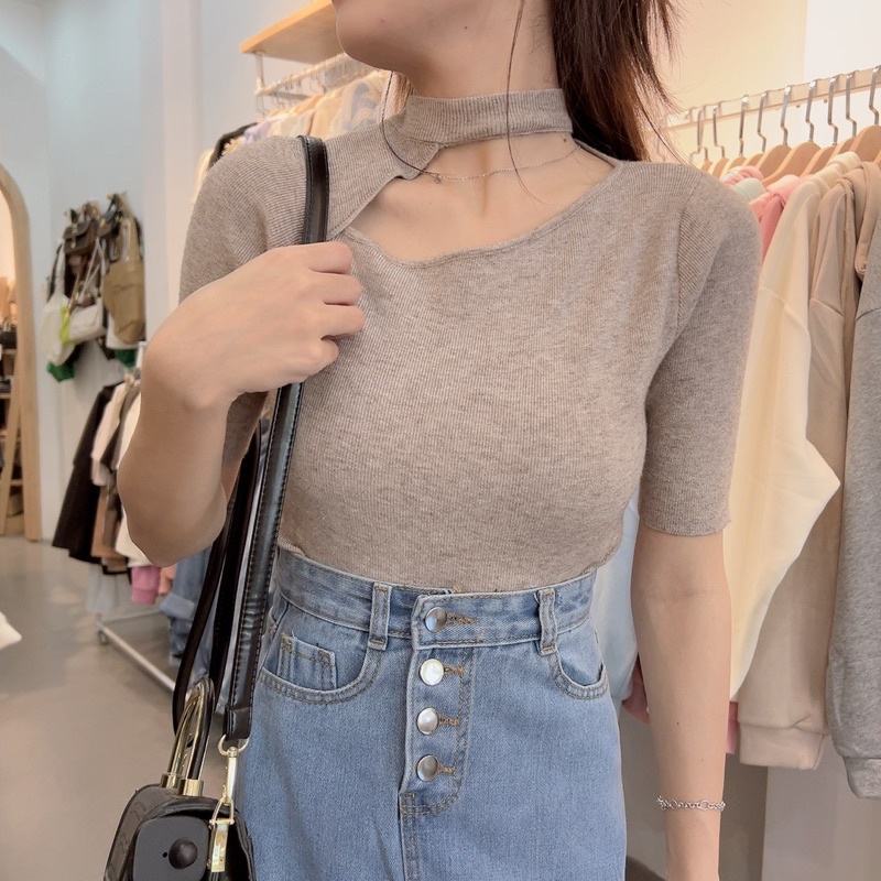 Áo len khoét cổ