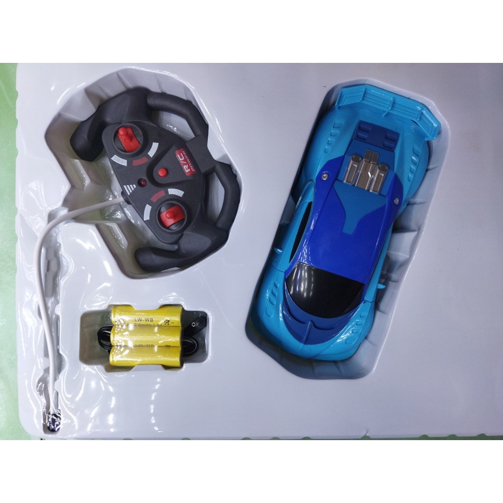 Xe điều khiển kiểu dáng xe đua, 2 màu xanh - đỏ, có thể tháo rời từng mảnh áo xe, ảnh chụp thật tại cửa hàng 3010