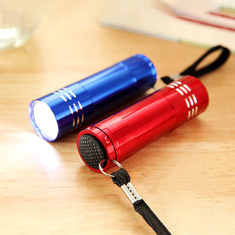 Đèn pin nhỏ 9 bóng LED sử dụng pin AAA tiện lợi