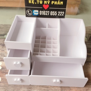 Kệ mỹ phẩm max 35cm màu trắng núm tim full ô son dưới có khay đựng son 20 ô và lọ cắm cọ trang điểm tiện dụng.