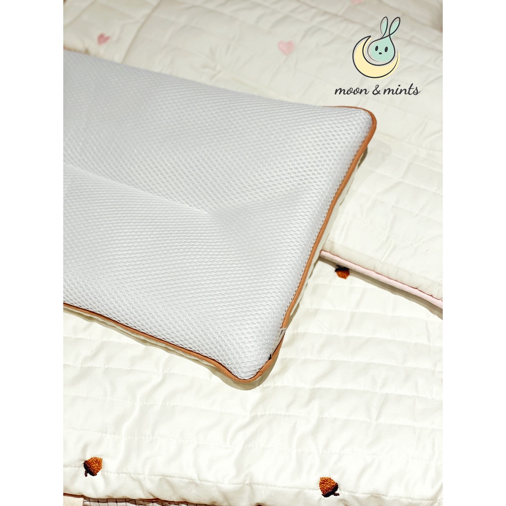 Gối mỏng điều hòa 3D airmesh cho bé Moon&Mints, chần bông thêu họa tiết