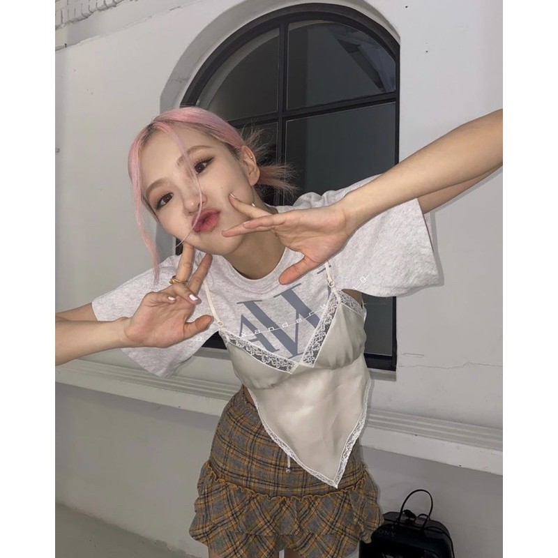 Set áo thun kèm áo hai dây và chân váy kẻ sọc Rosé Blackpink, Chaeryeong ITZY