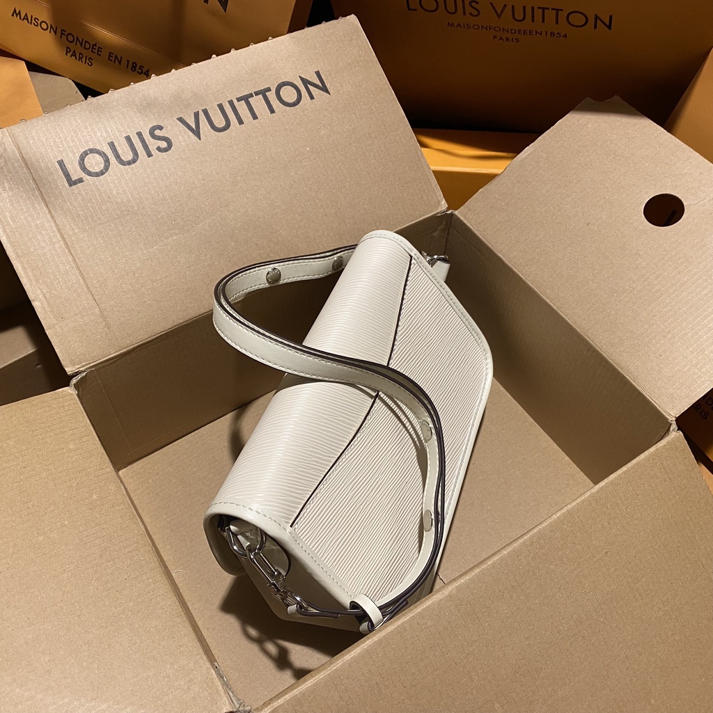 Túi Xách Thời Trang👜👜LV BUCI 2022 SPSL Màu Trắng SIZE : 25 X 15 CM