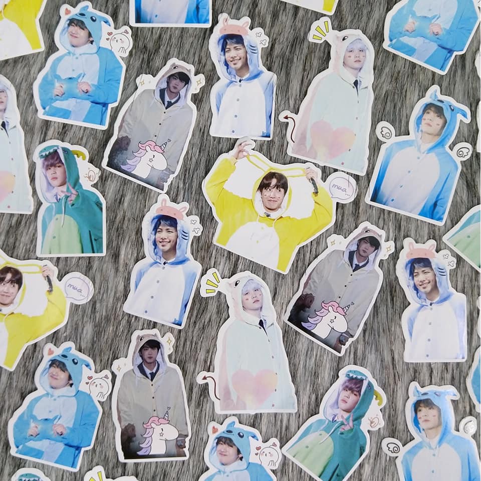 Set 7 sticker dán điện thoại, laptop BTS WTour, Muster