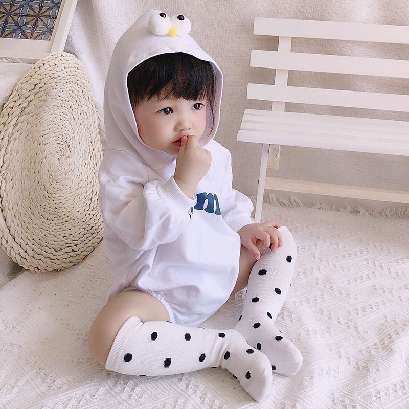 Áo liền quần tay dài có nón trùm in chữ cho bé sơ sinh