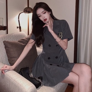 Váy vest xếp ly huy hiệu