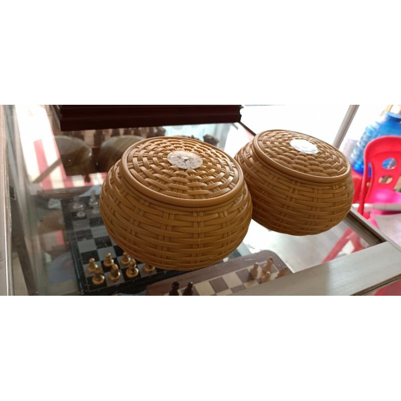 Quân cờ vây nhựa 1 mặt cong kèm hộp nhựa như hình