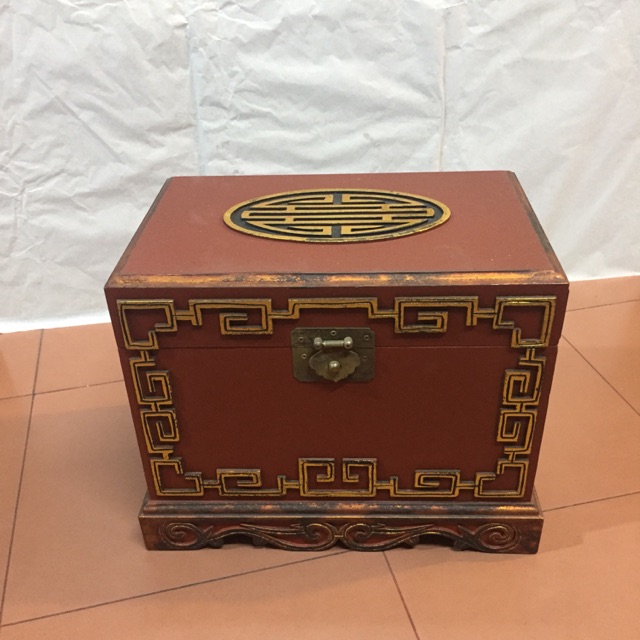 Hộp tráp gỗ sơn mài giả cổ 20* 30*25 ( hầu đồng ) mầu đỏ, mầu đen