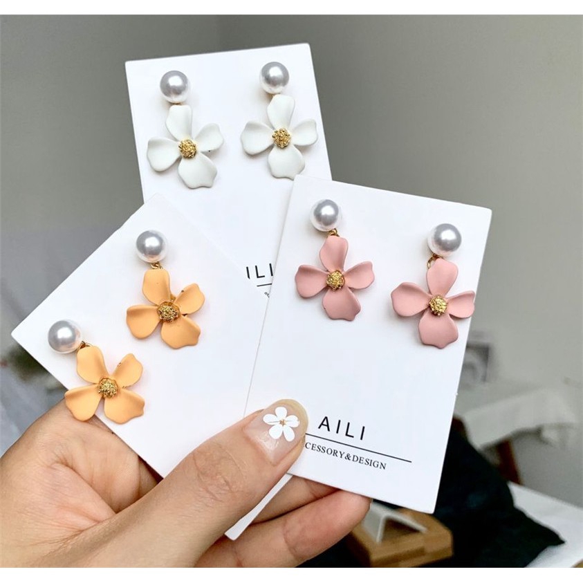 Khuyên tai mặt hình hoa đính hạt giả ngọc trai phong cách Hàn Quốc
