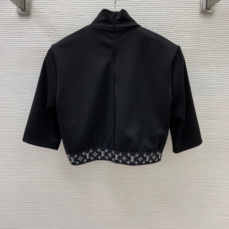 Bộ trang phục nữ gồm áo croptop tay lỡ và quần dài ống loe thương hiệu thời trang cao cấp Louis Vuitton LV