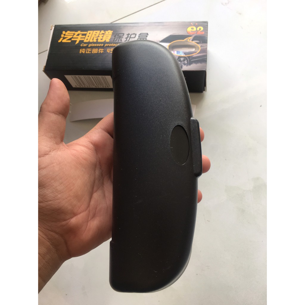 Hộp đựng kính mắt trên trần xe oto màu xám