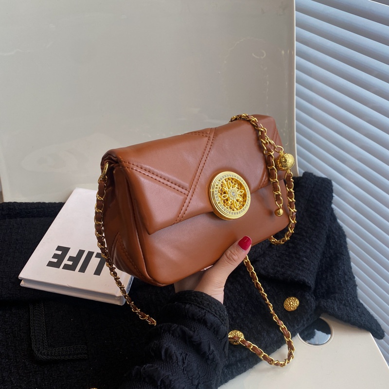 Túi Xách Đeo Vai Kiểu Vuông Nhỏ Phối Dây Xích Thời Trang Cao Cấp Mới