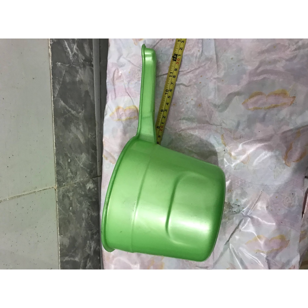 ca nhựa múc nước có quai màu xanh lá mã 28-2 ( 1 cái )