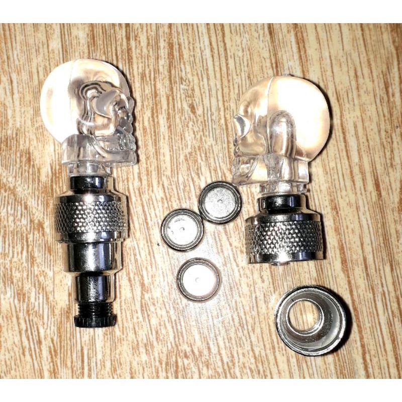 Sét 2 chiếc đèn led 7 màu hình đầu lâu gắn van _ vòi bơm xe đạp hoặc Xe Máy có kèm pin