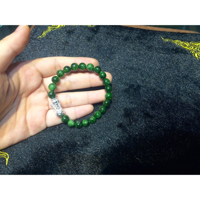 Vòng đá diopside kèm tỳ hưu bạc