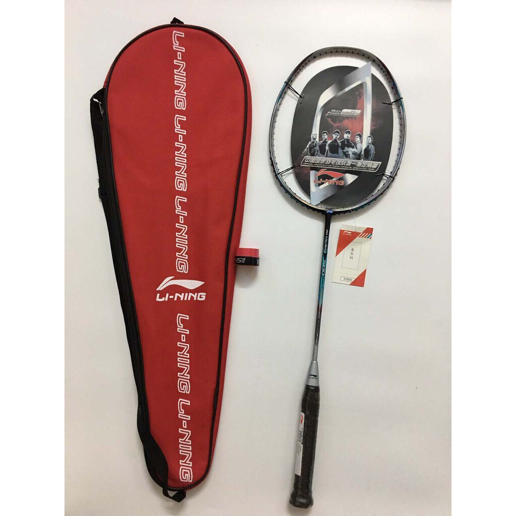 Vợt cầu lông Li-ning, khung carbon được tặng 1 lần cước, cuốn cán và bao vợt đi kèm.