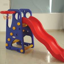 Cầu trượt đơn có kích thước nhỏ, được làm từ nhựa an toàn để bé có thể được chơi đùa an toàn