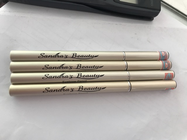 Chì kẻ màu chân mày Sandra Beauty độ dính vừa đủ và mềm mại giúp bạn tạo dáng, tô điểm cho chân mày dễ dàng.