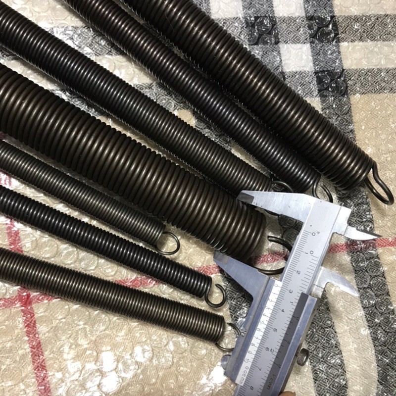 1 cái Lò xo kéo phi 18 dài 300mm