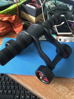 CON LĂN TẬP BỤNG 4 BÁNH ( AB ROLLER AND PUSH UP BAR)