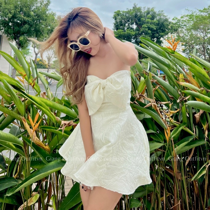 ĐẦM XOÈ NƠ NGỰC