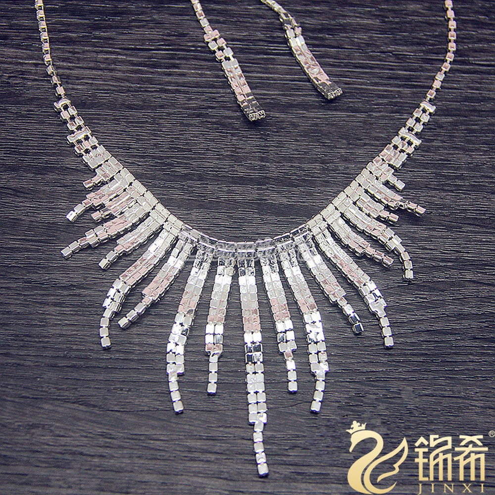 Vòng cổ và hoa tai đính đá phong cách sang trọng