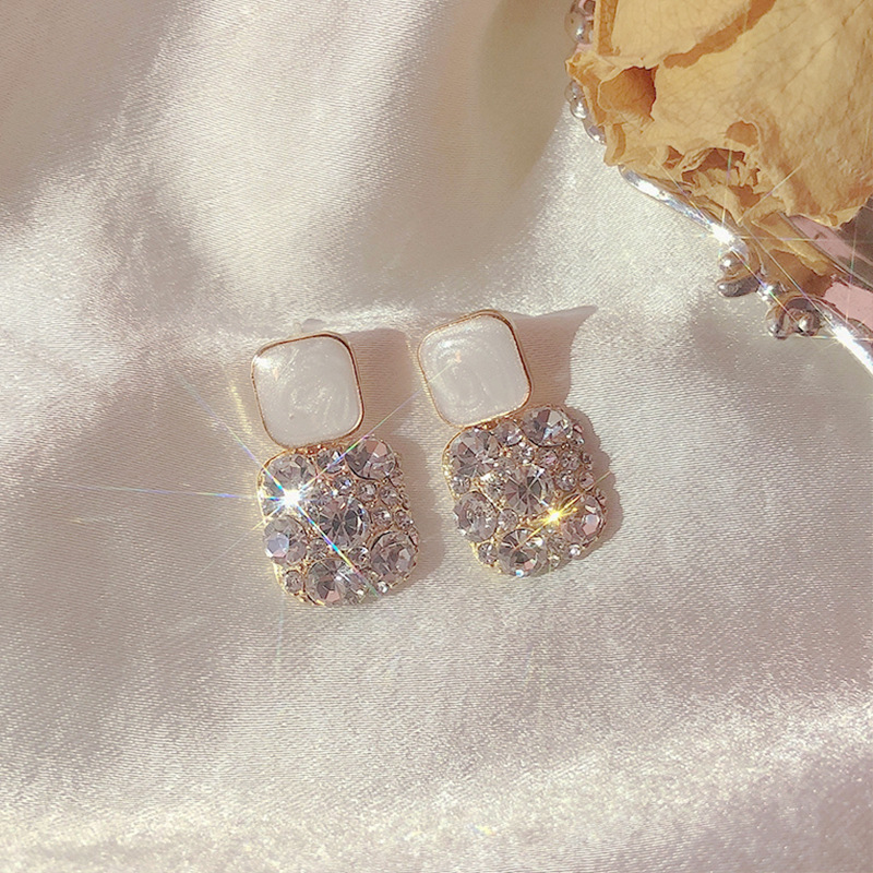 Khuyên tai đính đá nhân tạo phong cách thời trang quý phái