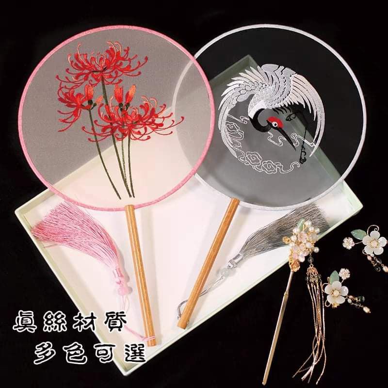 Quạt tròn hoa bỉ ngạn cổ trang đẹp nhiều mẫu