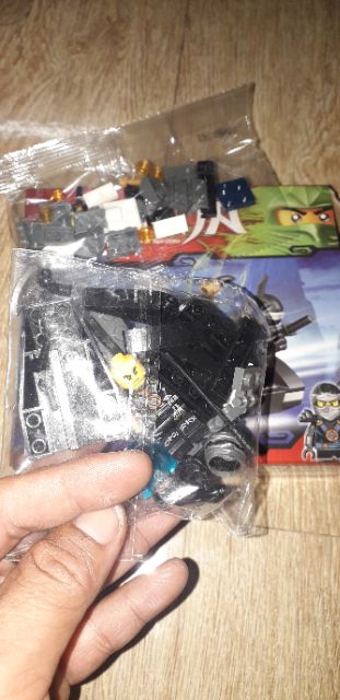 Lắp ráp 1 hộp LegoNinja Xe tàu 79160 có nhiều chi tiết bằng nhựa ABS